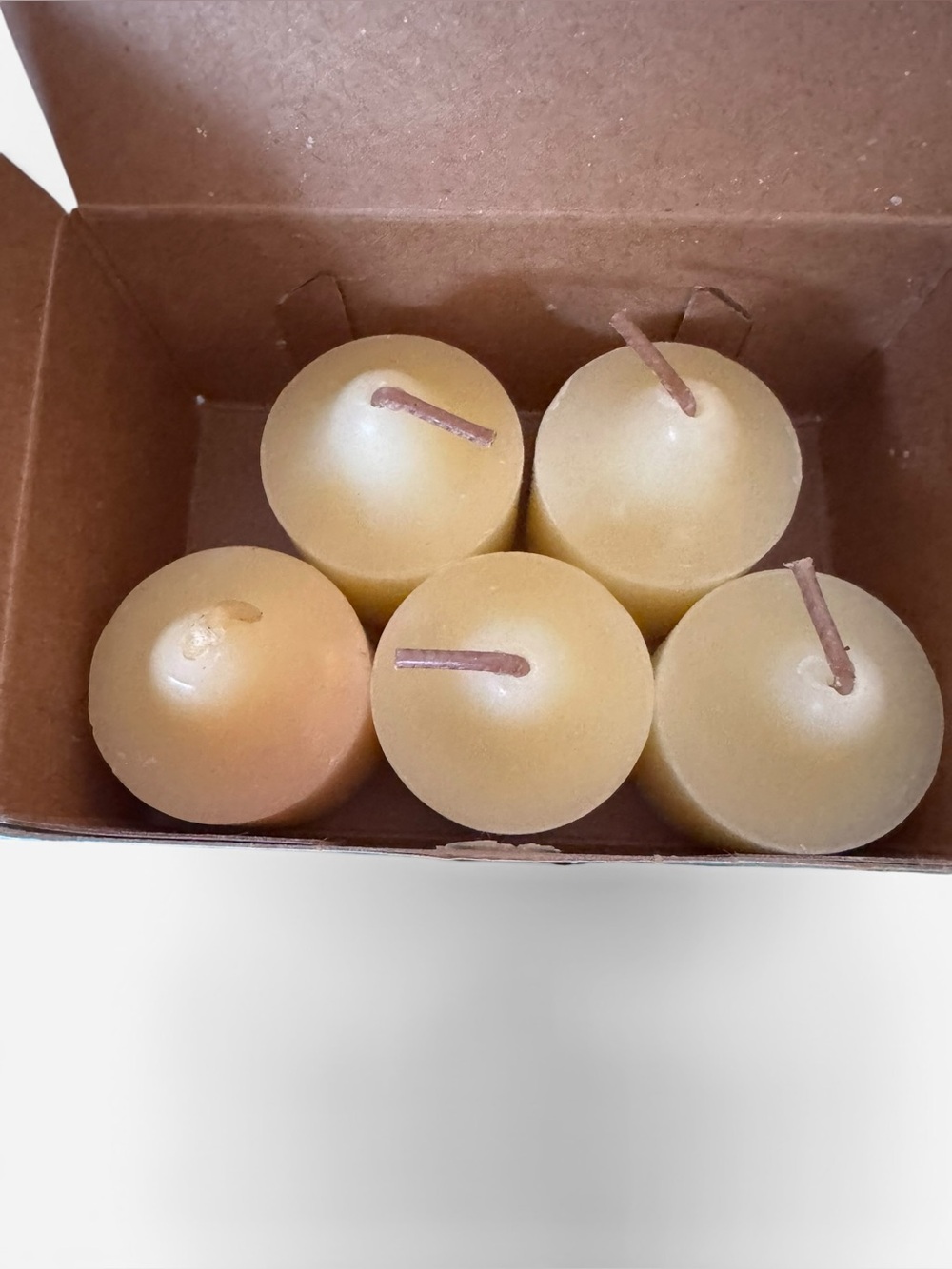 PartyLite Mixed Vanilla and Cinnamon Tea lights & Votives (19 pieces) - Picture 4 of 6